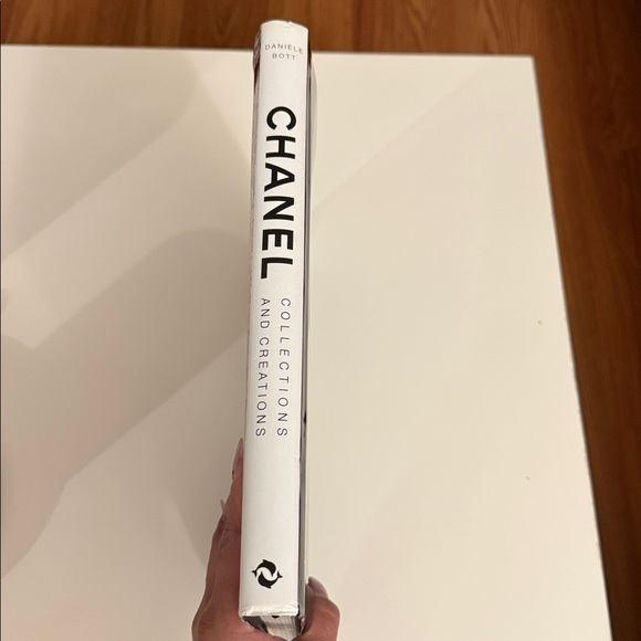 CHANEL Black and White Book with Flower Cover - Picture 2 of 5